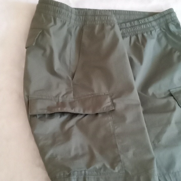 NWOT Gap men's XL cargo shorts in green cotton, nylon, spandex blend 6 pockets - Picture 4 of 9